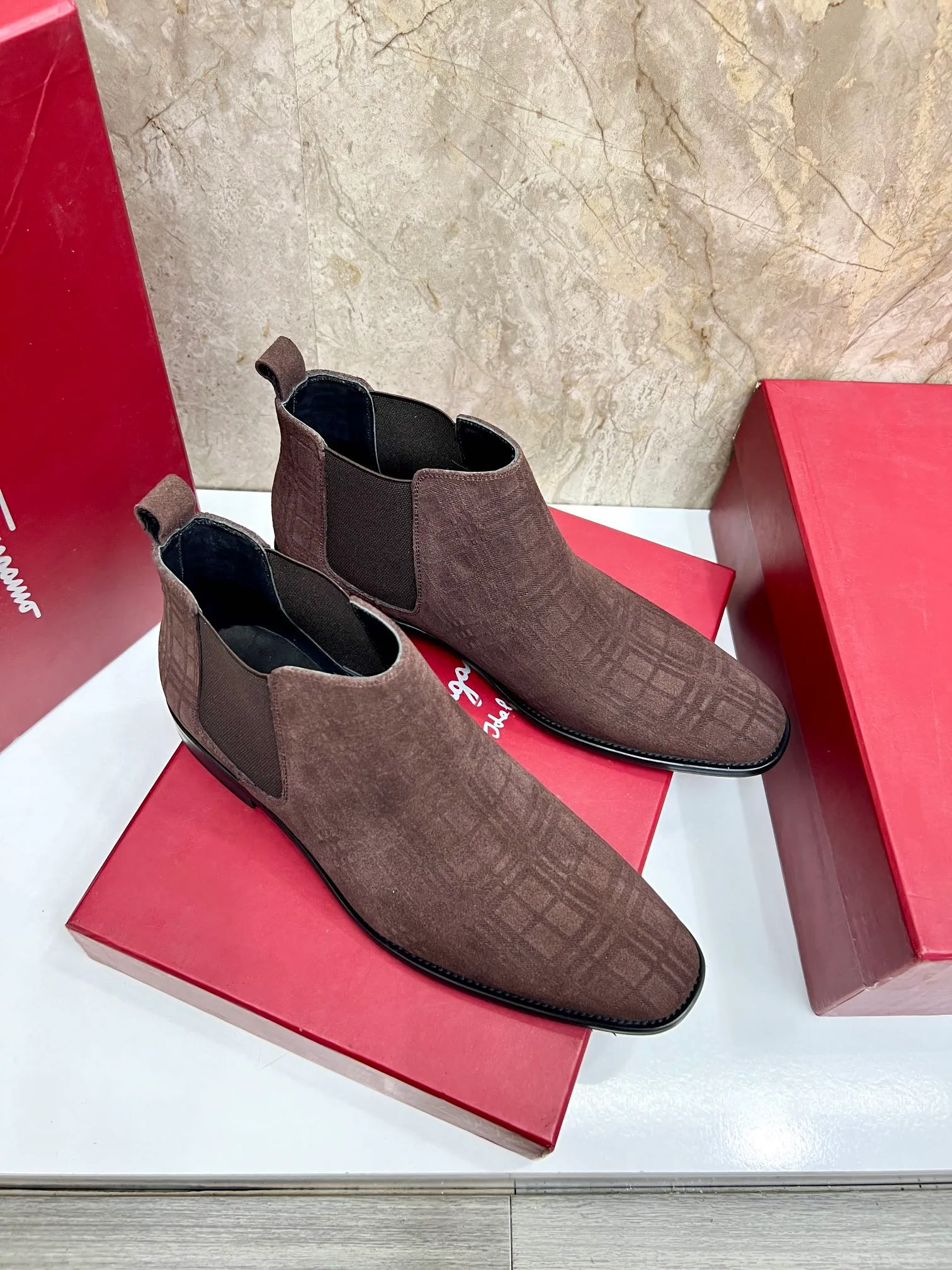 Original order quality: Men's shoes 💰700 Brand: Ferragamo (Ferragamo) One size larger: Men's size 38-44 (45 customized) Grade: Same style as the official website High-end men's shoes Material: Original cowhide, cowhide lining, original outsole Style category: Chelsea men's boots Fashion trend Color: Actual picture